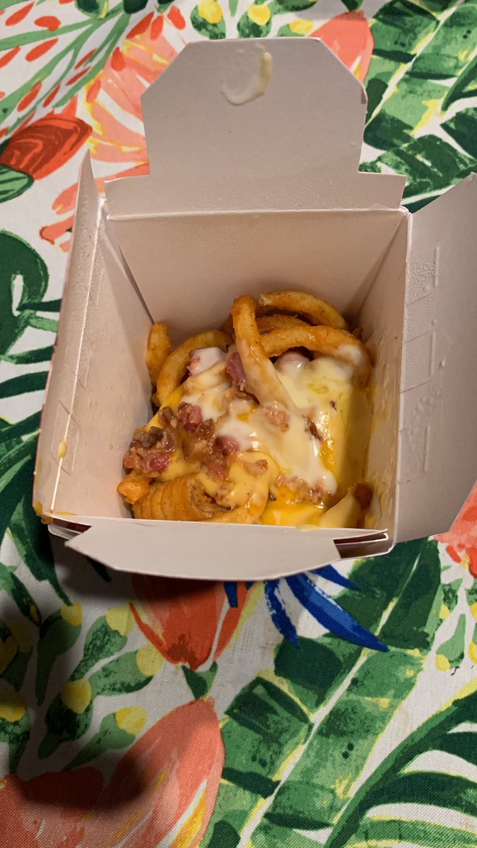 mnkeylovesbacon's tweet photo. Apparently the same person that packs the potato chip bags also packs the loaded curly fries at @JackBox #CatFished or is it #FryFished https://t.co/mKjBGiX4wC
