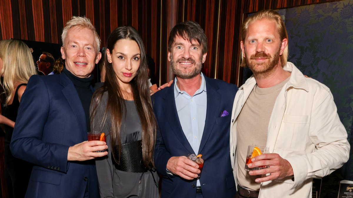 Check out a few of the amazing friends who dropped in for the London launch of Artingstall's Gin at Isabel Mayfair last night. More photos on bio!

 #gin #cocktails #londonstyle #londonlife #heythatsstephenfry