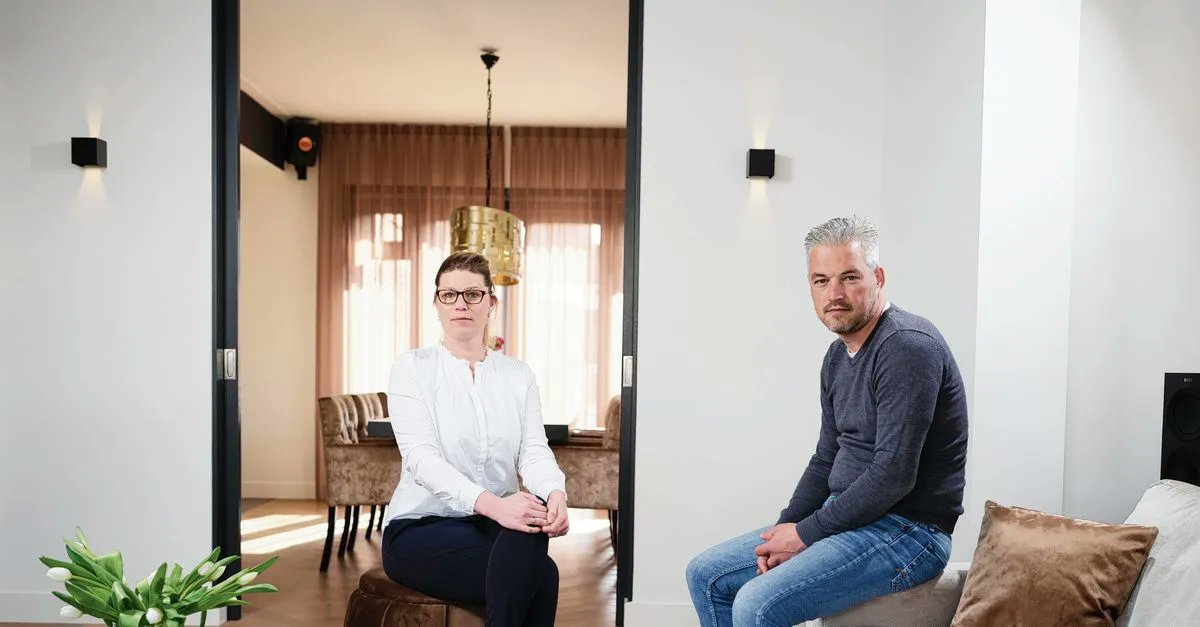 nrc's tweet photo. Arjan en Maaike namen Oekraïense vluchtelingen op in hun huis in Hillegom. Maar na dertig dagen vertrok Carina met haar zoon Sascha: „Ze zeiden dat ik weg moest en ik dacht: wát een opluchting.”
https://t.co/YDVv6tgPTW https://t.co/F3Dj4VvIYw