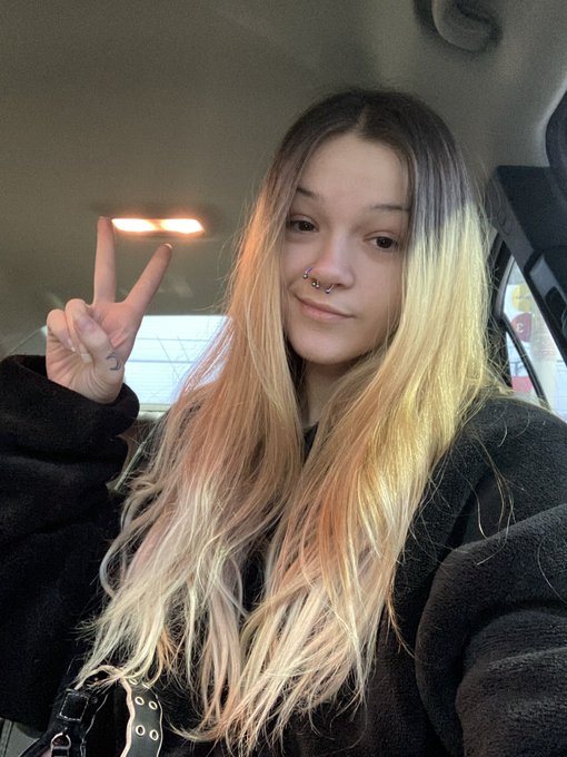 i&rsquo;m so prettyy 🖤 i&rsquo;ll make u fall in love https://t.co/LoXc2S7OwQ