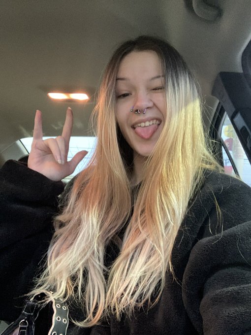 i&rsquo;m so prettyy 🖤 i&rsquo;ll make u fall in love https://t.co/LoXc2S7OwQ