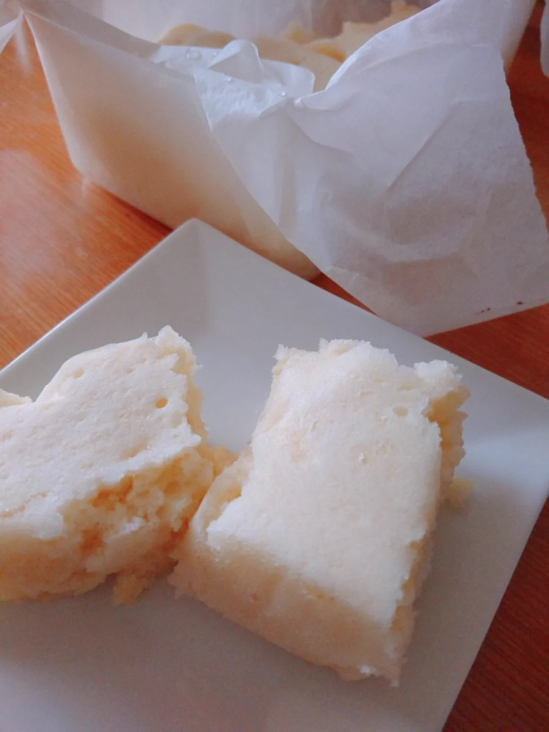 うちの冷蔵庫に全部材料あるジャンという事で早速作ってみた。バターと練乳入ってるから通常の蒸しケーキよりコクがあってうまま…  
