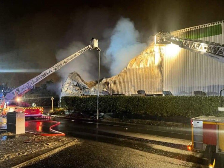 Gui_Btn's tweet photo. #Incendie à @leroymerlinfr de #SaintBarthelemydAnjou. Soutien aux équipes du magasin et reconnaissance aux équipes du @SDIS_49 pour leur intervention. Évitez le secteur aux maximum. #Angers #LeroMerlin https://t.co/gpsXnGYfnl