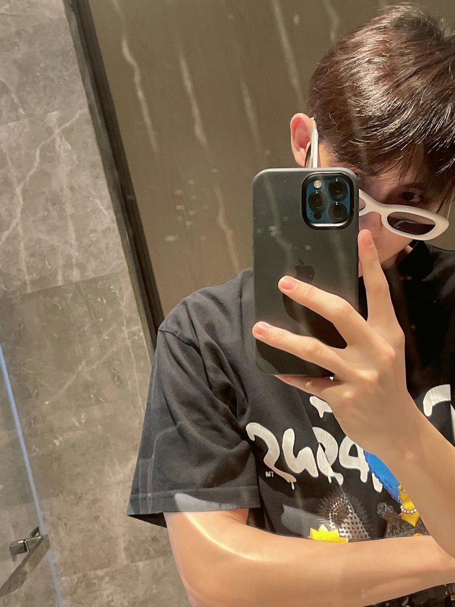 wwfolder's tweet photo. #WINWIN mirror selfie supremacy 🔥 https://t.co/AXa9NVf4tD