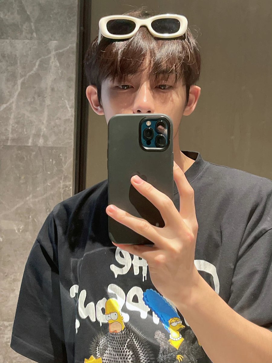 wwfolder's tweet photo. #WINWIN mirror selfie supremacy 🔥 https://t.co/AXa9NVf4tD