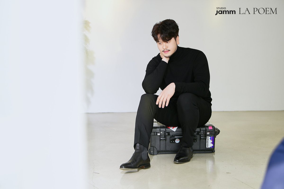 official_lapoem's tweet photo. [Studio JAMM X LA POEM]

프로필 비하인드 사진 공개📸_turtleneck ver. (4)

#라포엠 #LAPOEM #스튜디오잼 #STUDIOJAMM
#유채훈 #박기훈 #최성훈 #정민성
#YouChaehoon #ParkKihun
#ChoiSunghoon #JeongMinseong https://t.co/3alONWiFr0