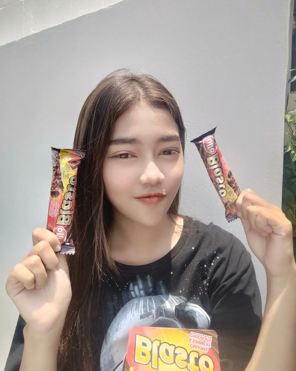 ssmileyimmmm's tweet photo. ใครสายช็อกโกแลตมาทางนี้!!! มายด์มีขนมมาแนะนำ "Fullo Blasto Caramel&Crunchy Chocolate" 🍫 ขนมช็อกโกแลตครั้นชี่เคลือบคาราเมล กรอบ อร่อยสุดๆ ยิ่งแช่เย็นยิ่งฟิน ไปลอง ✨
📍พิกัด : แม็กโคร โลตัส Big C Foodland และ Villa Market ทุกสาขาเลยน้า
#fullo #chocolate #wafer #ช็อคโกแลต https://t.co/THDdTHFTa5