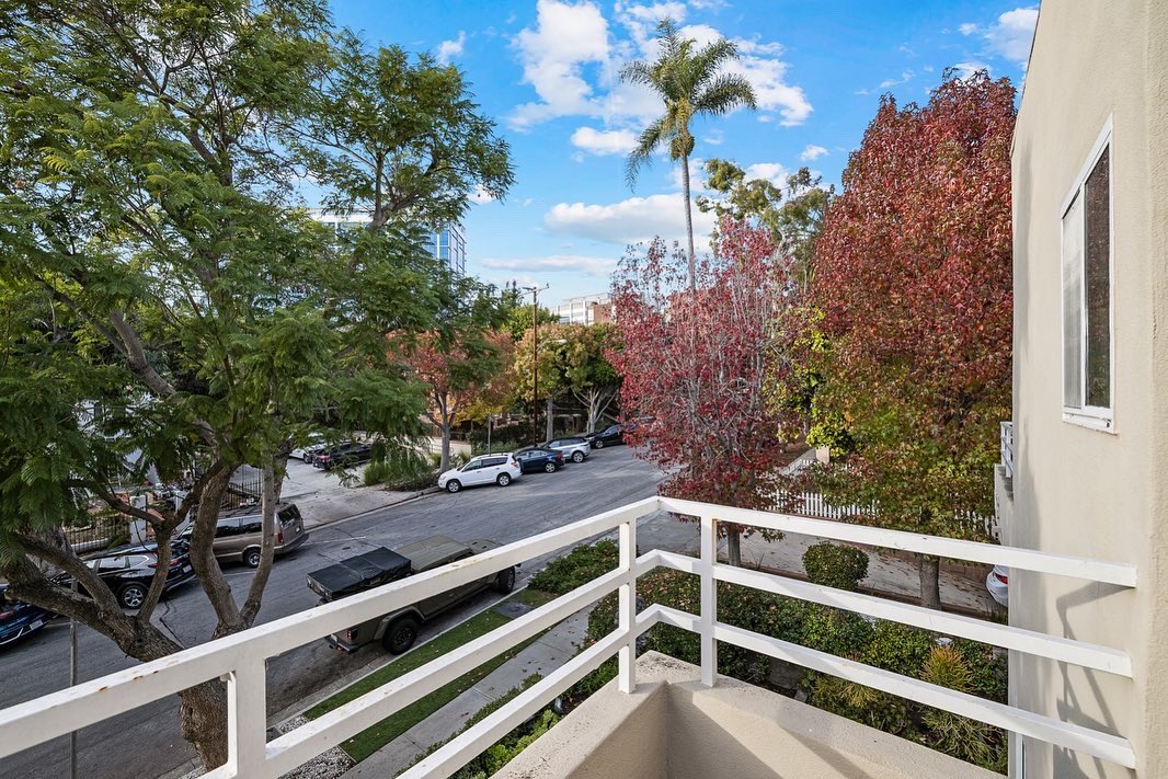 jorlara's tweet image. 💥 Just Sold! 💥
1006 Carol Dr #1, West Hollywood, CA 90069
2BR 3BA                                                                                                   2,085 sq. ft. of living space.
$1,463,500
GeorgeLA.com
Represented Buyer!