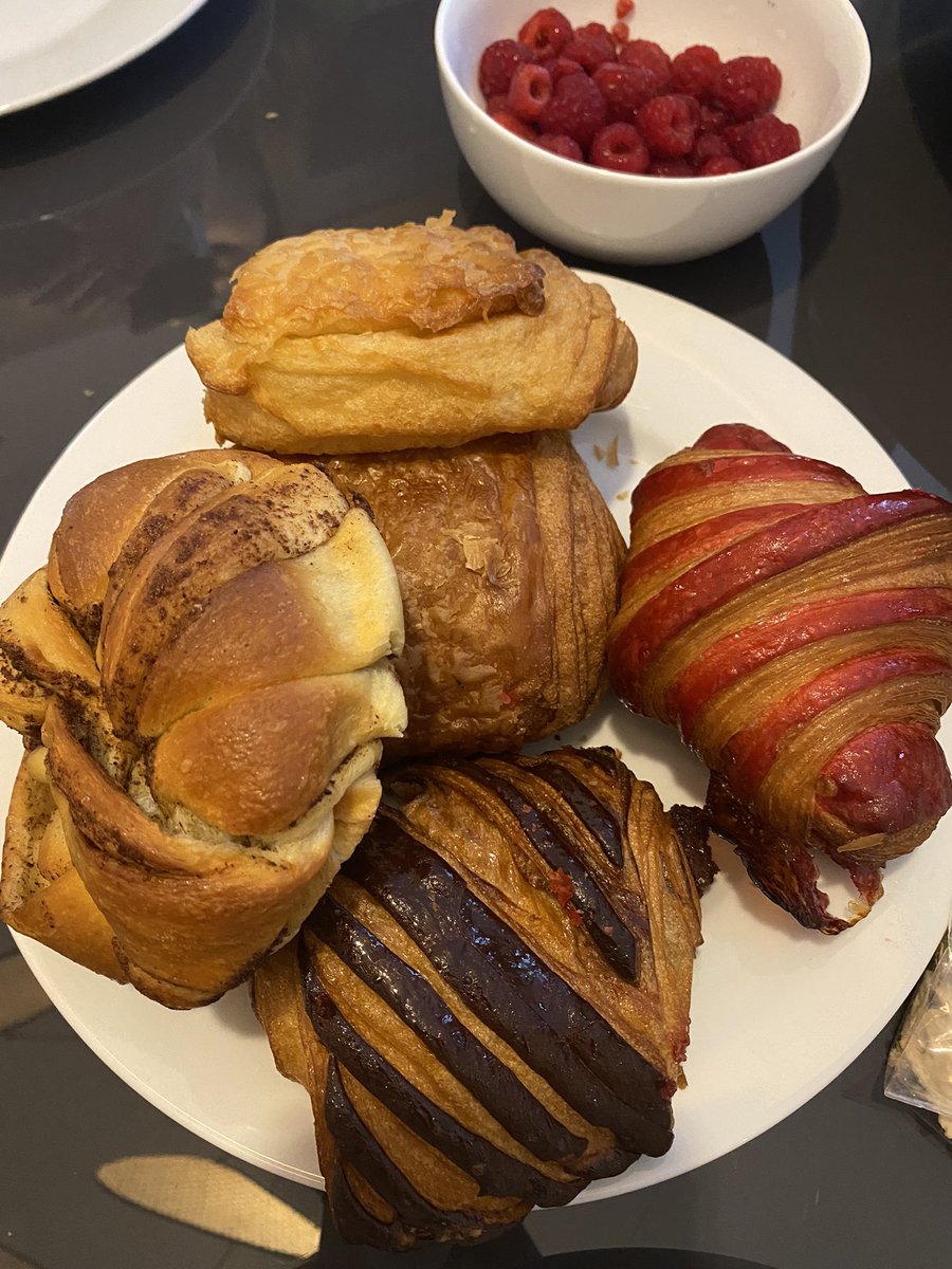 JoanieX2's tweet photo. AirBNB is above a bakery & the smell of fresh baked bread wakes me up from jet-lag π³π¬π₯π₯π«π·#CoffeeSTAT #ParisJeTaime https://t.co/qNCGF9MJWc