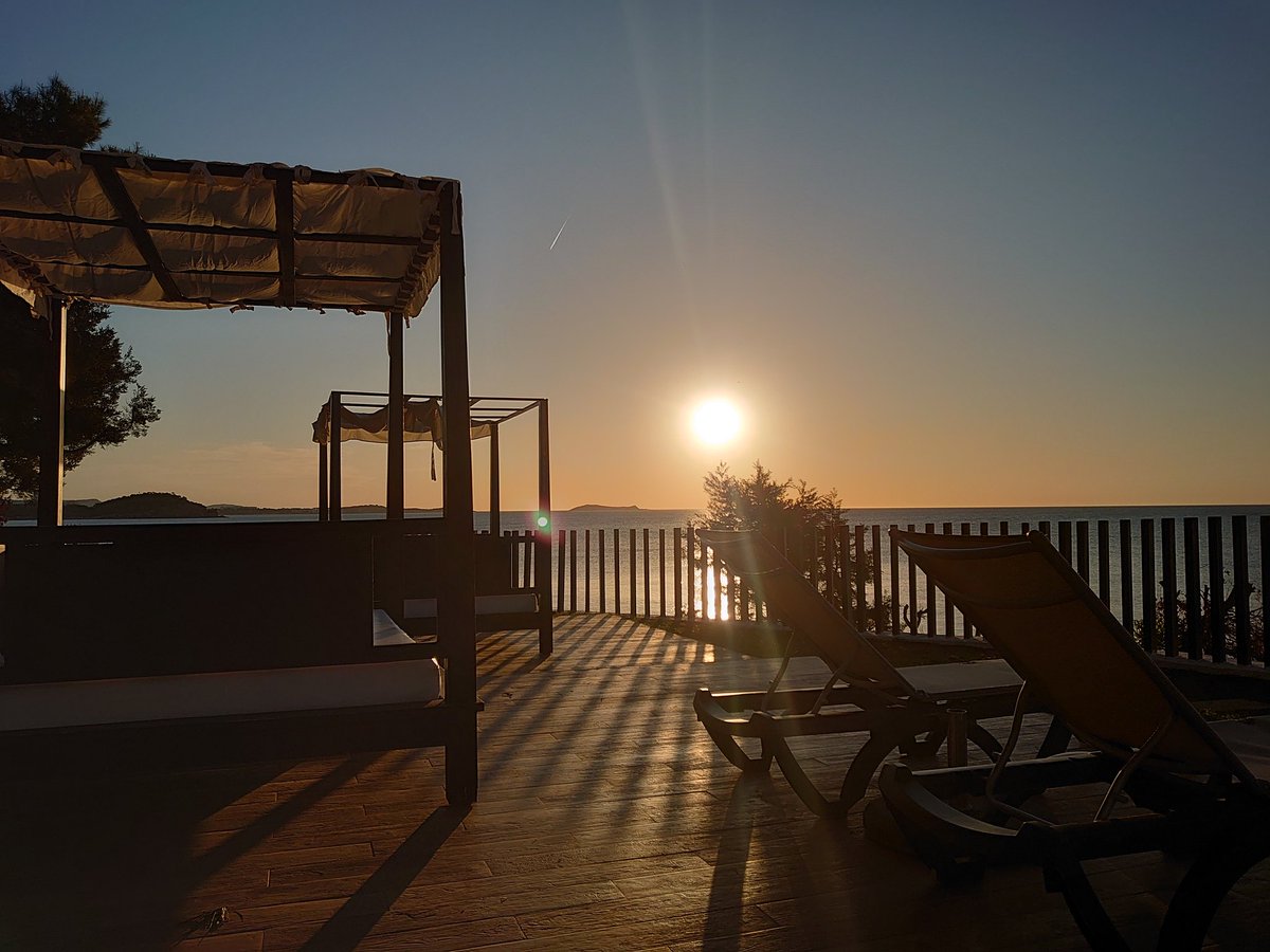 BernardRunning's tweet photo. 's ochtends wakker worden, naar beneden wandelen en dan zie je dit.... Heerlijk! Er is een prachtig hotel geregeld!!! #genieten #ibiza #run2forty2 https://t.co/dUrbKFNzY3