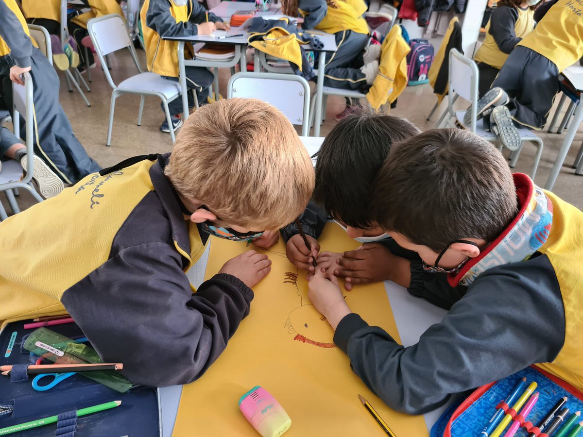 escreginahorta's tweet photo. Can you imagine a fantastic creature?
The pupils of 1st grade are creating a fantastic animal.
In groups, they decided the different parts of the body and drew it in a big poster.
What an incredible imagination! #ProgramaCreix #ExploraRegina https://t.co/nRHk1enlLj https://t.co/mNbMio241p
