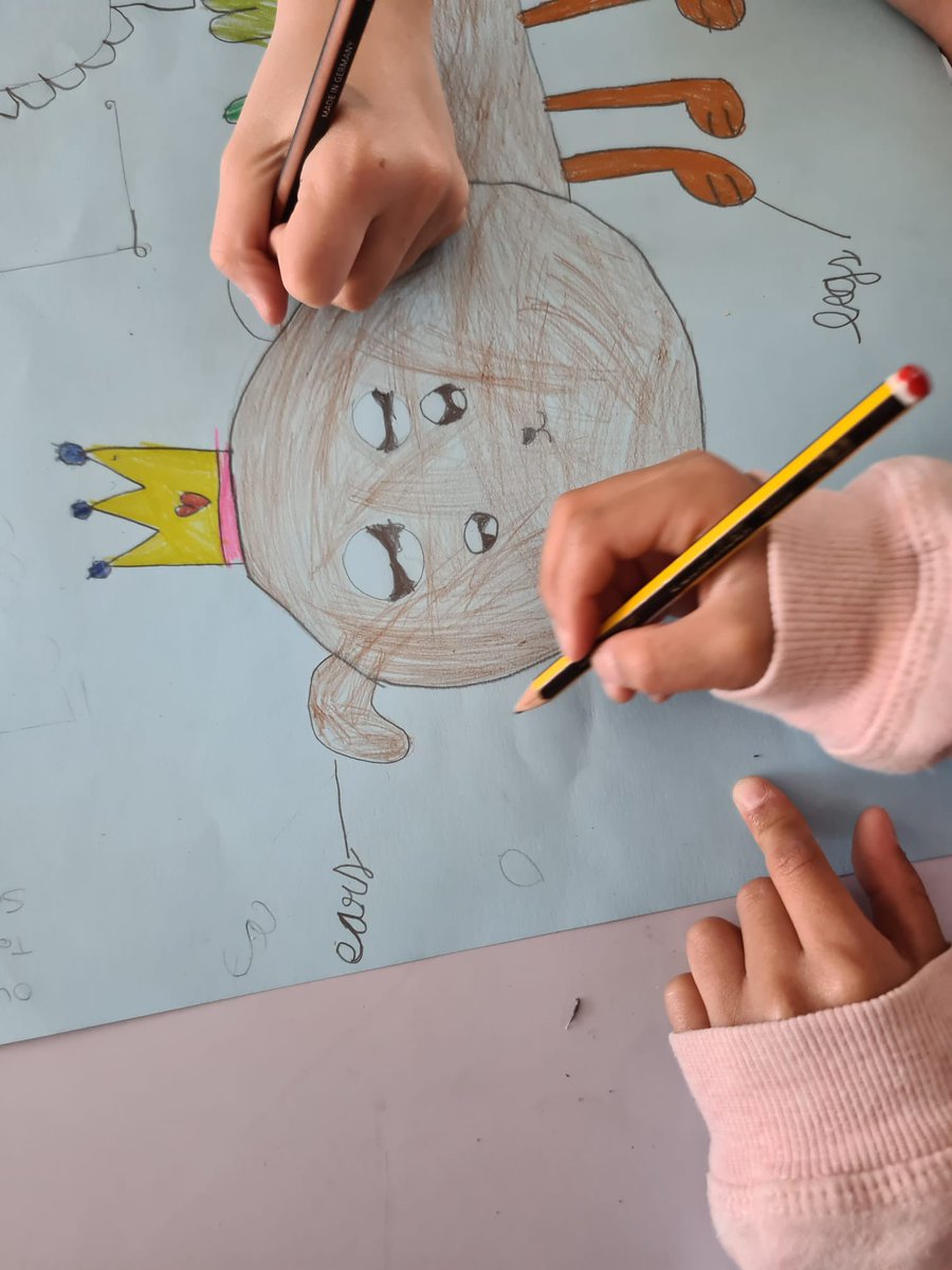 escreginahorta's tweet photo. Can you imagine a fantastic creature?
The pupils of 1st grade are creating a fantastic animal.
In groups, they decided the different parts of the body and drew it in a big poster.
What an incredible imagination! #ProgramaCreix #ExploraRegina https://t.co/nRHk1enlLj https://t.co/mNbMio241p