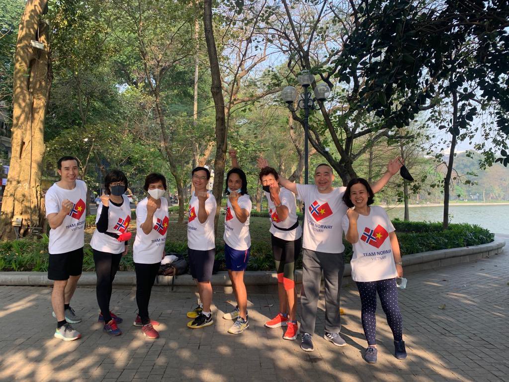 gretelochen's tweet photo. #AnneRun🏃🏾♀️ around #HoanKiem lake🇳🇴continues with new ecofriendly #TeamNorway🇳🇴#Tshirt👕#StayStrong💪#StaySafeStayHealthy 😷@havnanne https://t.co/CK4uDQ2M9X