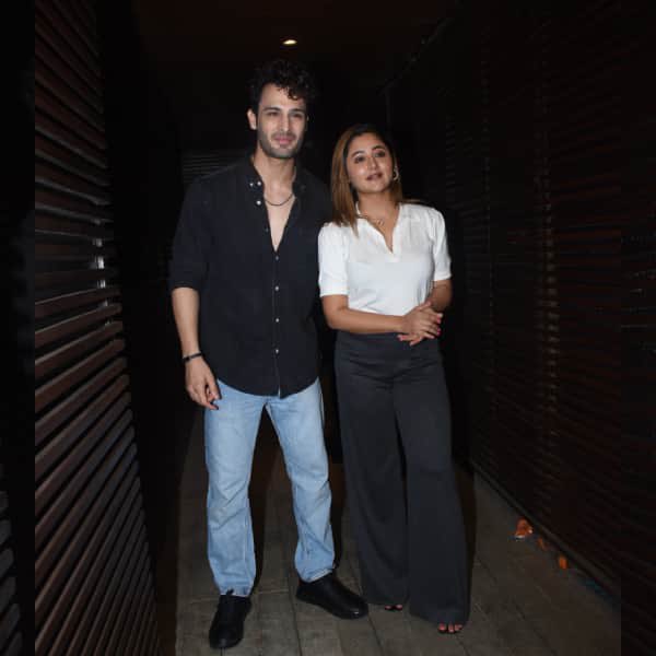 youthistaan's tweet photo. #RashamiDesai and #UmarRiaz fans trend 'WE STAN UMRASH' to show solidarity with the couple after the dirty fan war.

#UmRash #Rashamians #UmarArmy #Youthistaan https://t.co/708tJntEXS