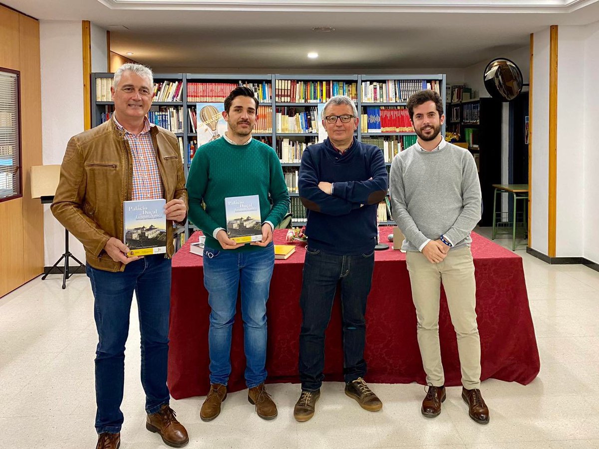 📚 Con la presentación del libro "El Palacio Ducal de Fernán Núñez. Estudio histórico-artístico", de Francisco M. Espejo Jiménez, concluían en la tarde de ayer las actividades culturales de la 35 Feria del Libro de Fernán Núñez.

#FernánNúñezEsCultura