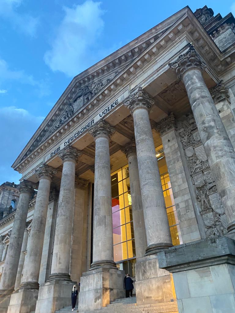 DickvanGinkel's tweet photo. Indrukwekkende stad #Berlijn #geschiedenis uit de vorige eeuw die weer akelig actueel is... verder ruim opgezet... en perfect met de trein te bereiken uit Nederland #historie #koudeoorlog #demuur https://t.co/o8pXS3VnX7