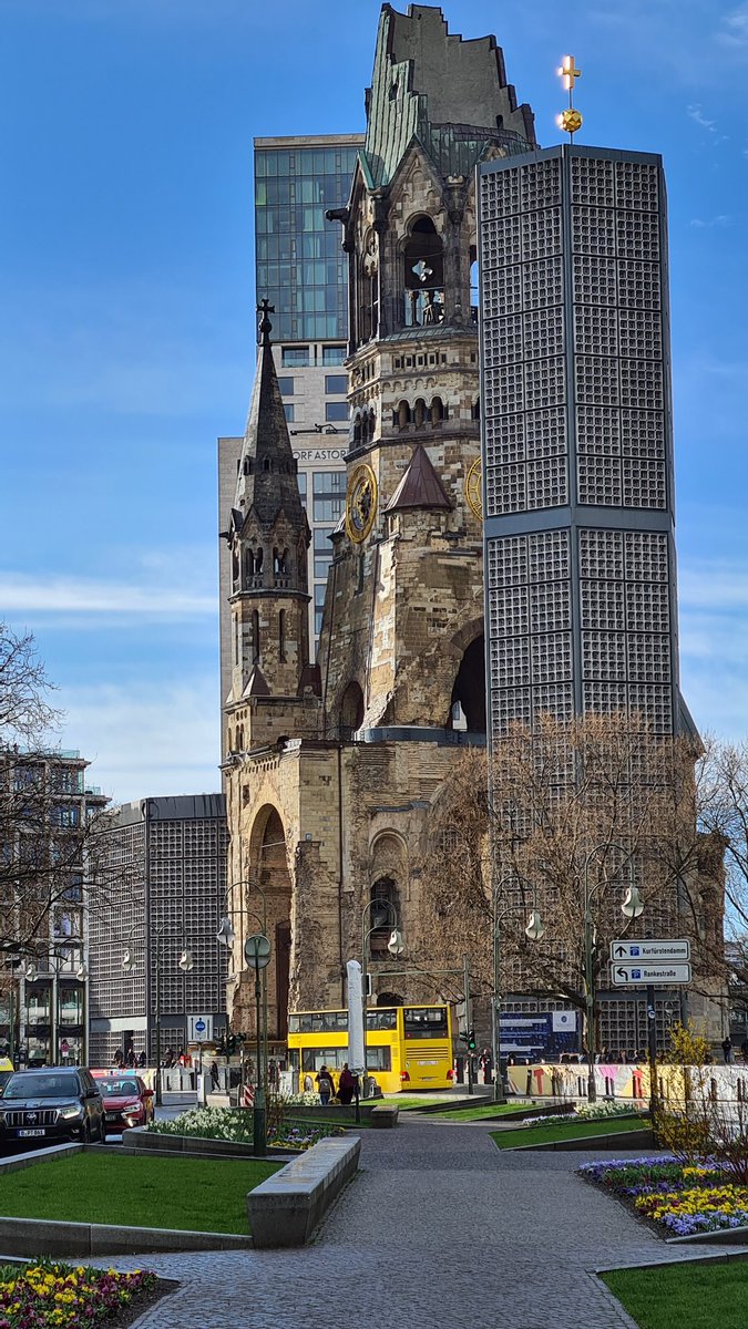 DickvanGinkel's tweet photo. Indrukwekkende stad #Berlijn #geschiedenis uit de vorige eeuw die weer akelig actueel is... verder ruim opgezet... en perfect met de trein te bereiken uit Nederland #historie #koudeoorlog #demuur https://t.co/o8pXS3VnX7