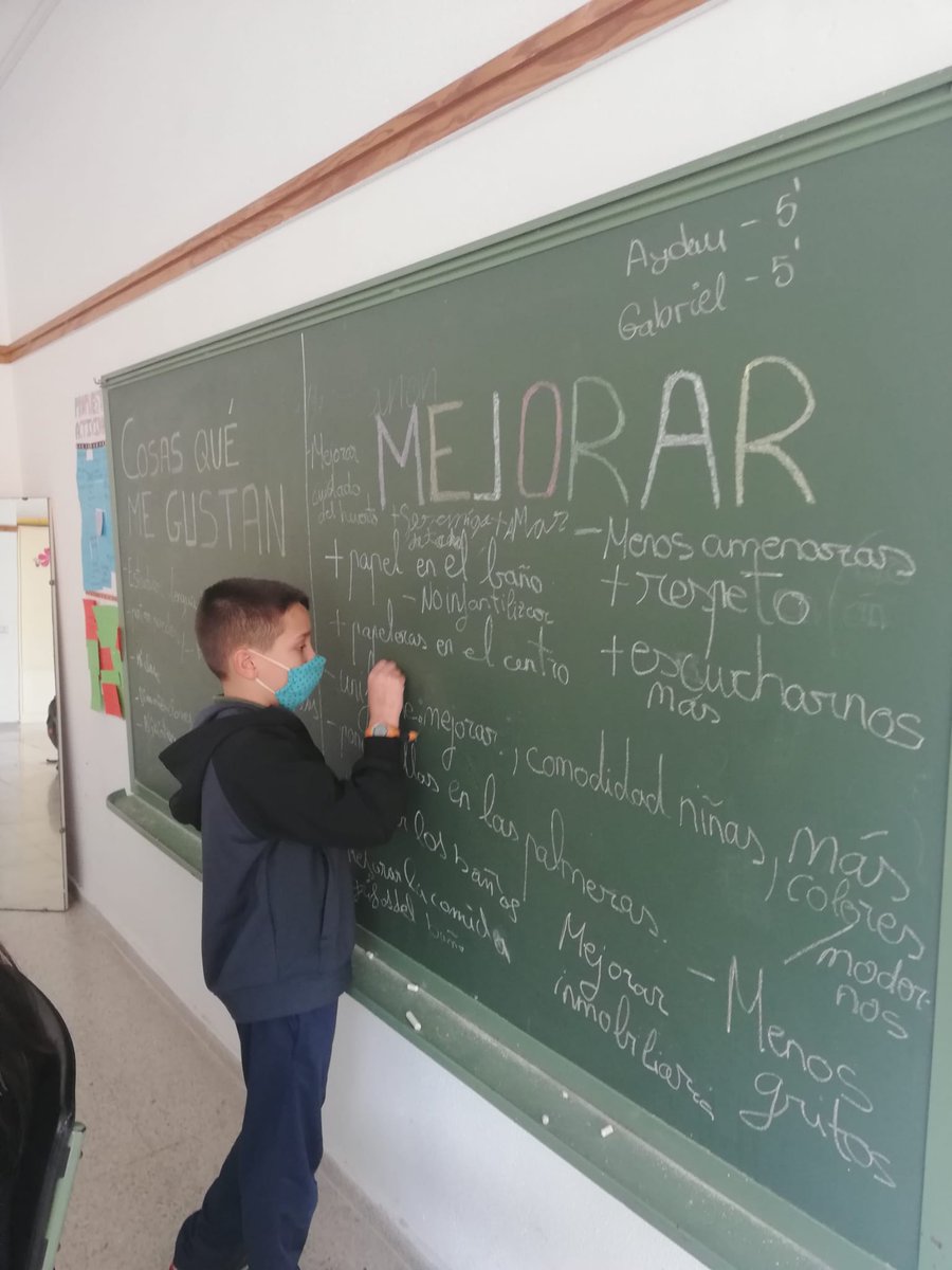 bloqueabloque's tweet photo. El grupo de 4º está lleno de ideas para que su colegio sea aún mejor, por eso, tras varias semanas de reflexión y planificación, han redactado una carta para hacérsela llegar a la dirección que seguro es muy bien recibida #ParticipaciónInfantil #SentirMiBarrio @ParticipaGC https://t.co/gGsxA5VYlM