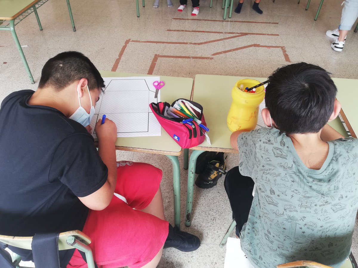 bloqueabloque's tweet photo. El grupo de 4º está lleno de ideas para que su colegio sea aún mejor, por eso, tras varias semanas de reflexión y planificación, han redactado una carta para hacérsela llegar a la dirección que seguro es muy bien recibida #ParticipaciónInfantil #SentirMiBarrio @ParticipaGC https://t.co/gGsxA5VYlM