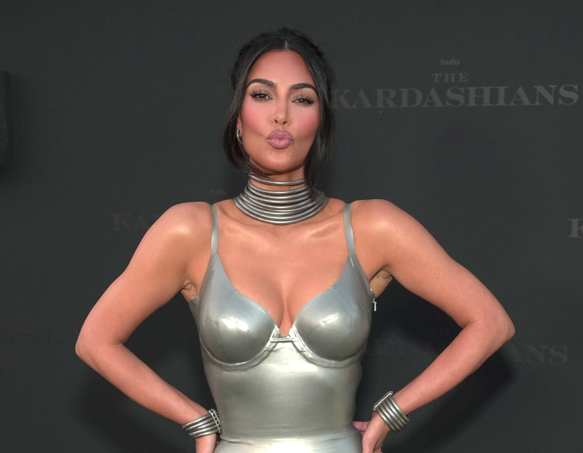 KUWTKWorld's tweet photo. 📸 Kim Kardashian at ‘The Kardashians’ Premiere in LA 💕 https://t.co/HxY59qttCp