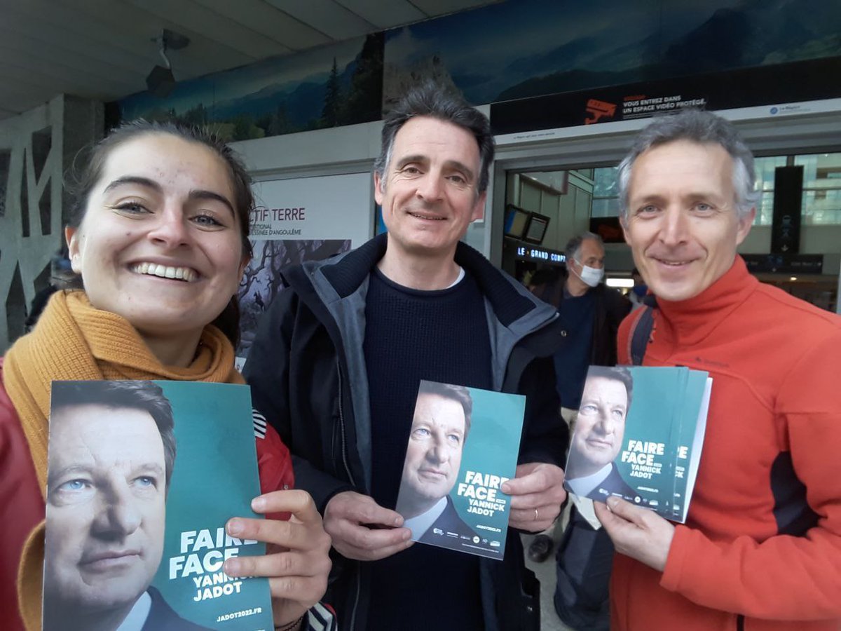 EricPiolle's tweet photo. En gare de Grenoble, comme partout ! A dimanche ! @yjadot #FaireFace https://t.co/nRvPxsJafD
