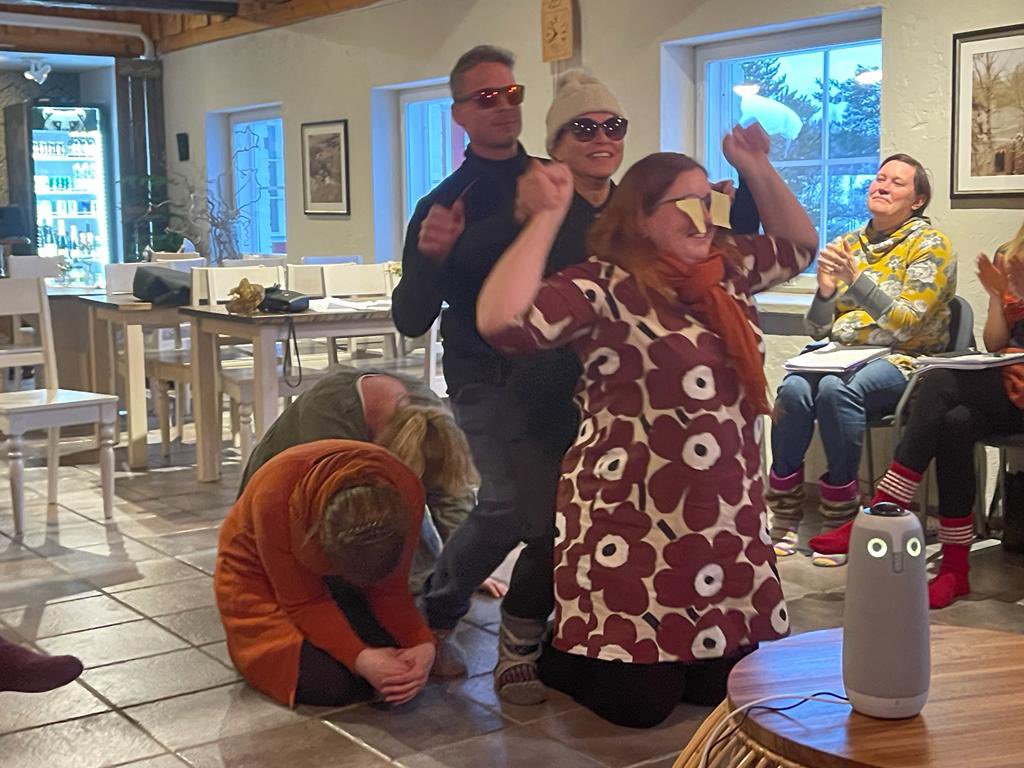 Oppimisen hauskuus. Synnytys
menossa eli sokraattisen ajattelun mukaisesti oman viisauden kiteytäminen ja oppien esittäminen. Mopo-tiimi korostaa, että kukaan ei pakottanut tähän. Kun kyseessä hybridi-valmennus, pöllö valvoo ja välittää tilanteen etäilijöille. #tiimioppiminen