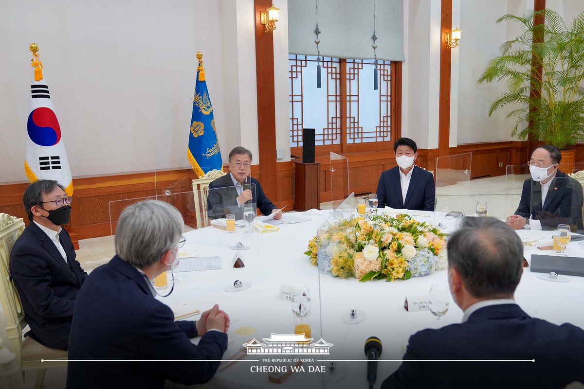 Remarks by Pres.Moon(<a href="/moonriver365/">문재인</a>) at Luncheon with Korean New Deal –related Government Ministers and Awardees

"The Korean New Deal – representing the Republic of Korea’s future – is the way to take the lead in the international community."

▶ Full: bit.ly/3KpkQ6V