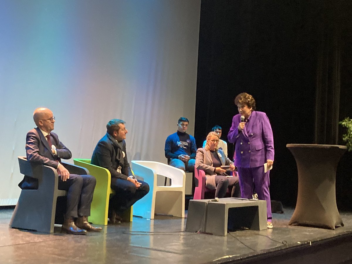 Au théâtre Francois-Villon de Vesoul, nous sommes heureux d’accueillir @R_Bachelot, ministre de la Culture. Des échanges très enrichissants autour du programme d’@EmmanuelMacron, le seul candidat des territoires ! @avecvous