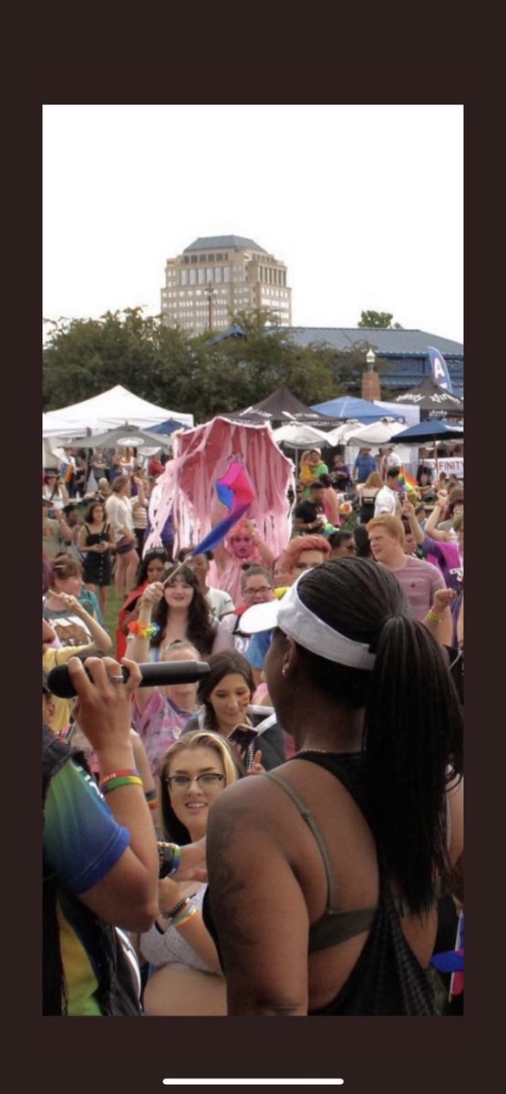 TequilaConAmor's tweet photo. 2019 Pride- the first time I ever went out in drag and I went as Yvie’s jelly fish look https://t.co/SI6oW2SWgF