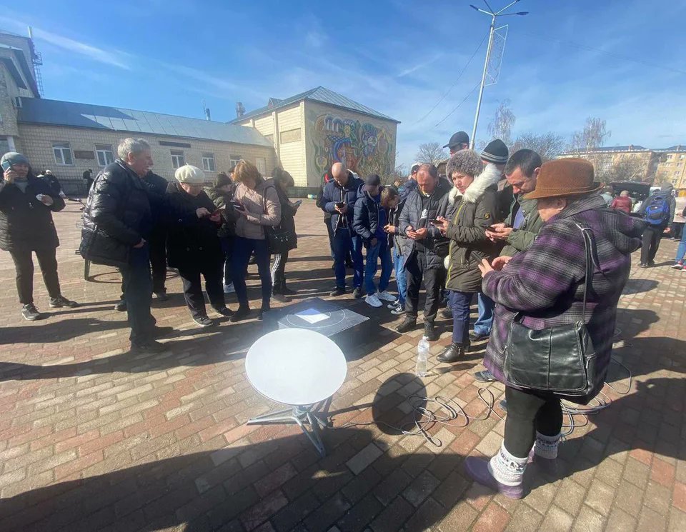 Nezhaleznist's tweet photo. For the first time in a long time, residents of the liberated city of Ivankov in the Kyiv region are getting in touch with their families thanks to Starlink

Thanks @elonmusk ❤️🇺🇦

#Ukraine https://t.co/fFRq5V6890