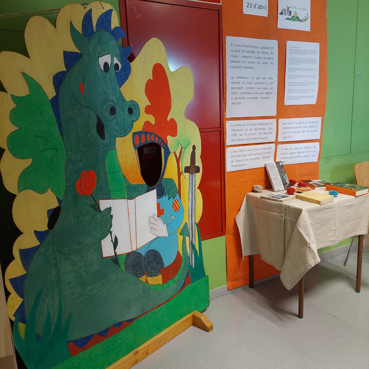cnlheura's tweet photo. Al @cnlheura ja ho tenim tot preparat per a la setmana de #SantJordi2022 
@scgramenet @Brbra8 @bibstacoloma @BibFondo @CasalMestreSCG @elicscg @xarxavalors_sc @Comunitaria_SC @cpnlcat @llenguacatalana https://t.co/zr9FDJdvP1