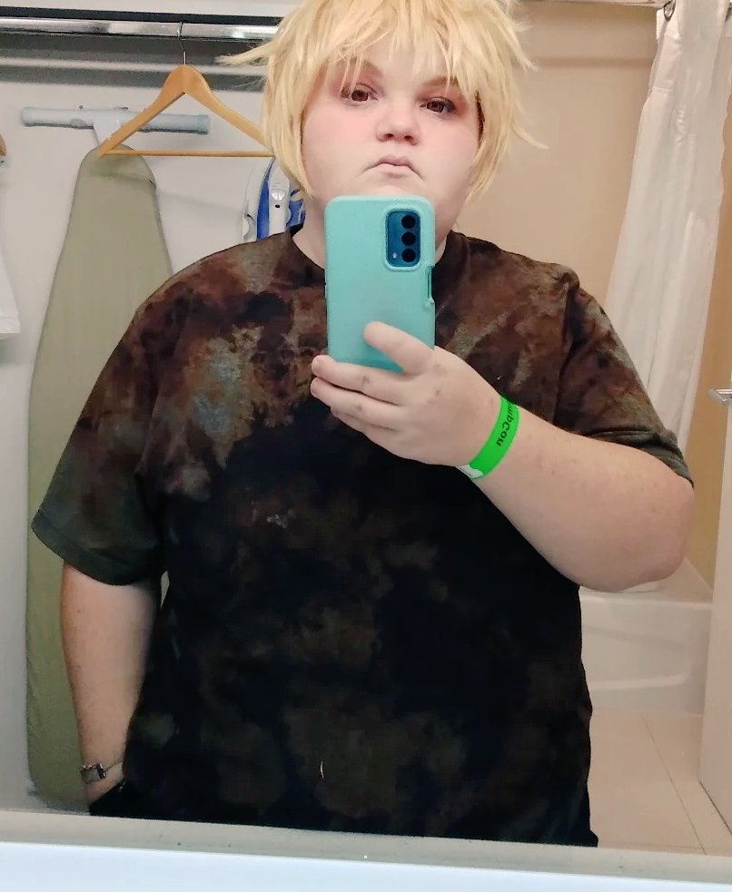 tealturtlecos's tweet photo. Would anyone be interested in buying these shirts? Each one would be completely unique.
#tiedye #bleachdye #cosplayer #bakugoukatsuki #Bakugou #bnha https://t.co/fyJ2dpUnoK