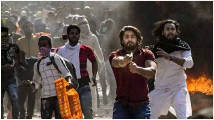 skgupta96's tweet photo. #DelhiRiots: #दिल्ली_दंगे में पोस्टर बॉय के नाम से मशहूर हुए #शाहरुख_खान को हथियार देने वाला आखिरकार पकड़ा गया। @CellDelhi ने हथियार सप्लायर वसीम खान को दबोचा। #ShahRukhKhan https://t.co/MpOO0FxJn5