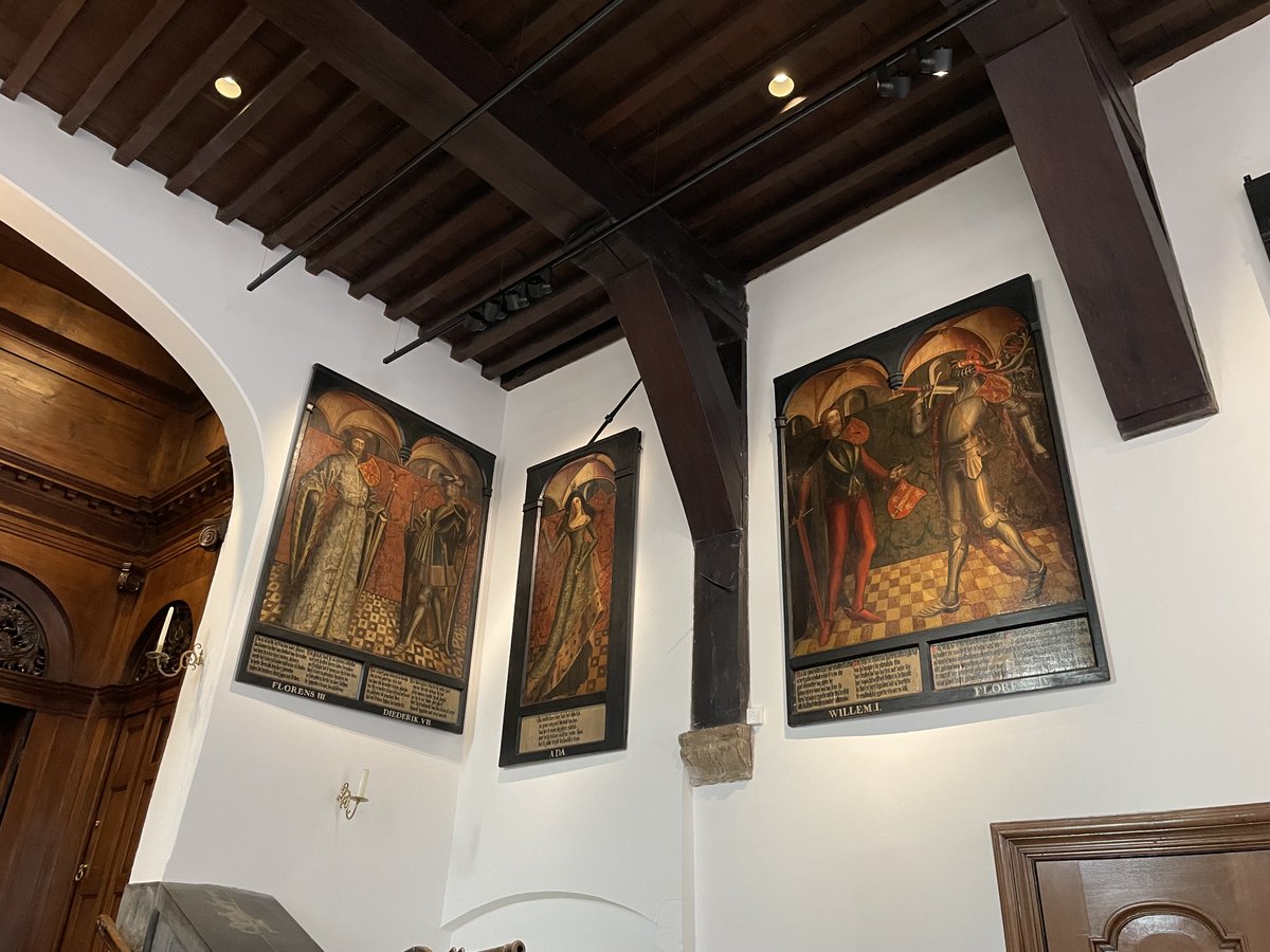 Museumspeciali2's tweet photo. Gisteren onze nieuwe manager detachering, Nora Haitsma, voorgesteld aan onze relatie @gemeentehaarlem. We kregen te zien waar onze mensen een bijdrage aan hebben geleverd, de portretten van de graven zoals ze nu hangen in de net gerestaureerde Gravenzaal. @ontzamelen @Pelsje https://t.co/hYH9kqUgbA