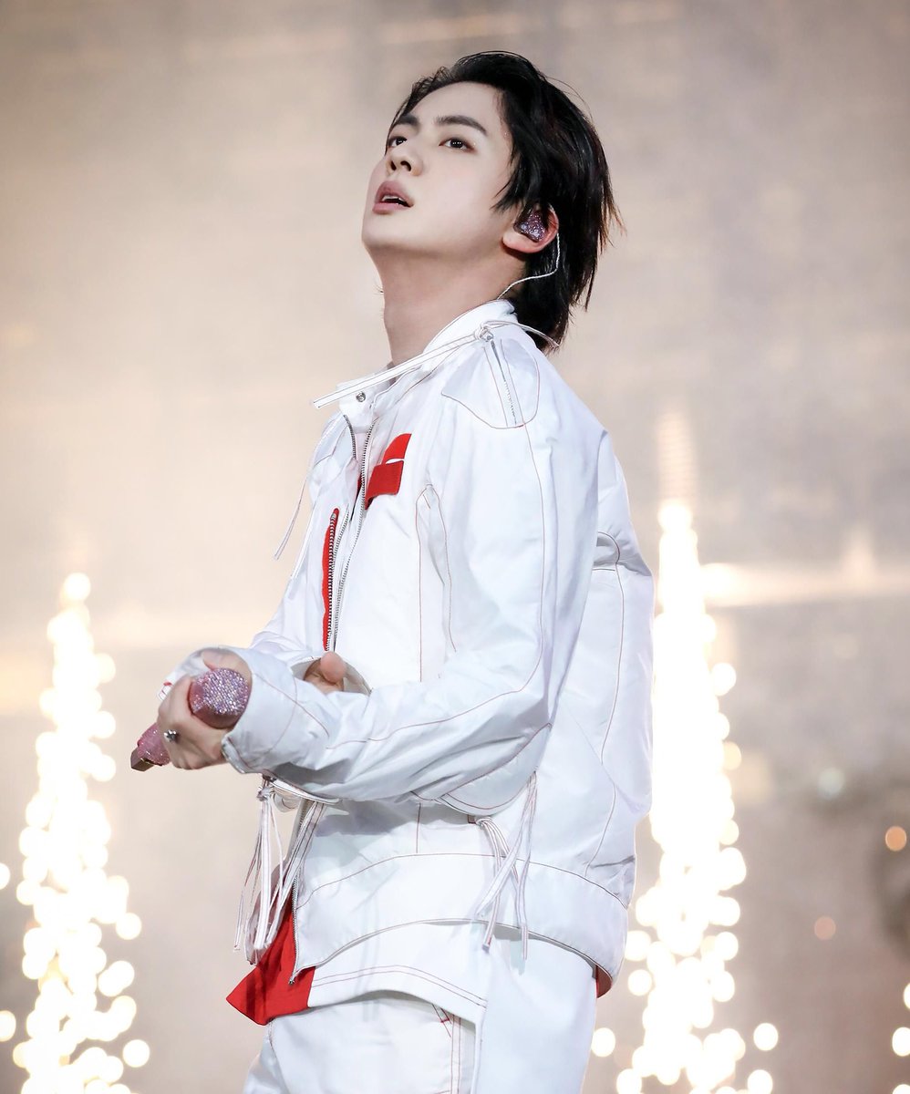 italianarmyfam_'s tweet photo. ⚠️ATTENZIONE ⚠️

Nonostante le prove fatte e il desiderio di Jin di esibirsi, è stato deciso che per evitare ulteriori danni ai tendini della sua mano i movimenti di Jin sul palco saranno limitati durante il #PTD_ON_STAGE_LV 

#GetWellSoonJin @BTS_twt https://t.co/lj7pYY16zq