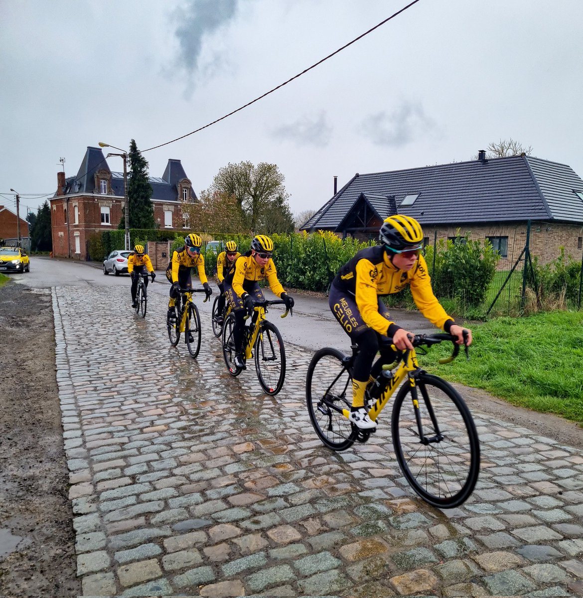 Jour 2, reconnaissance de <a href="/RoubaixFemmes/">Paris-Roubaix Femmes Hauts-de-France</a> 👀 

#fievresr #parisroubaix @GoZwiftFR