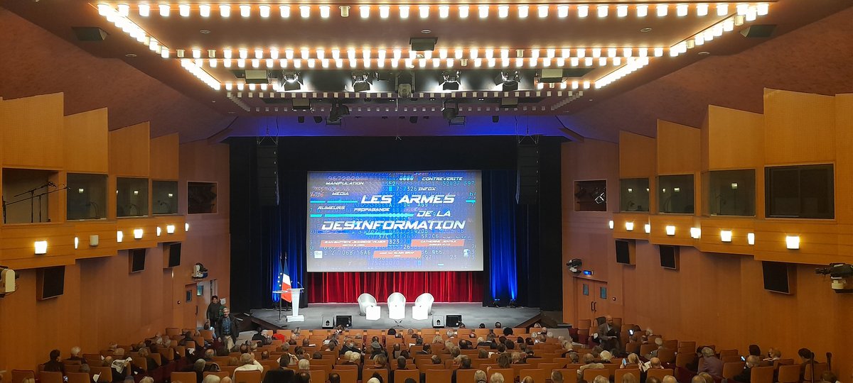Master_IE_ILMS's tweet photo. #JeanBaptisteJEANGENEVILMER  directeur de #IIRSEM, #JeanDominiqueMERCHET, journaliste à L'Opinion et #CatherineJENTILE, journaliste #TF1 #LCI qui explorent ensemble les tenants et les aboutissants de cet enjeu majeur. 2/2 https://t.co/bwcOleKu2V