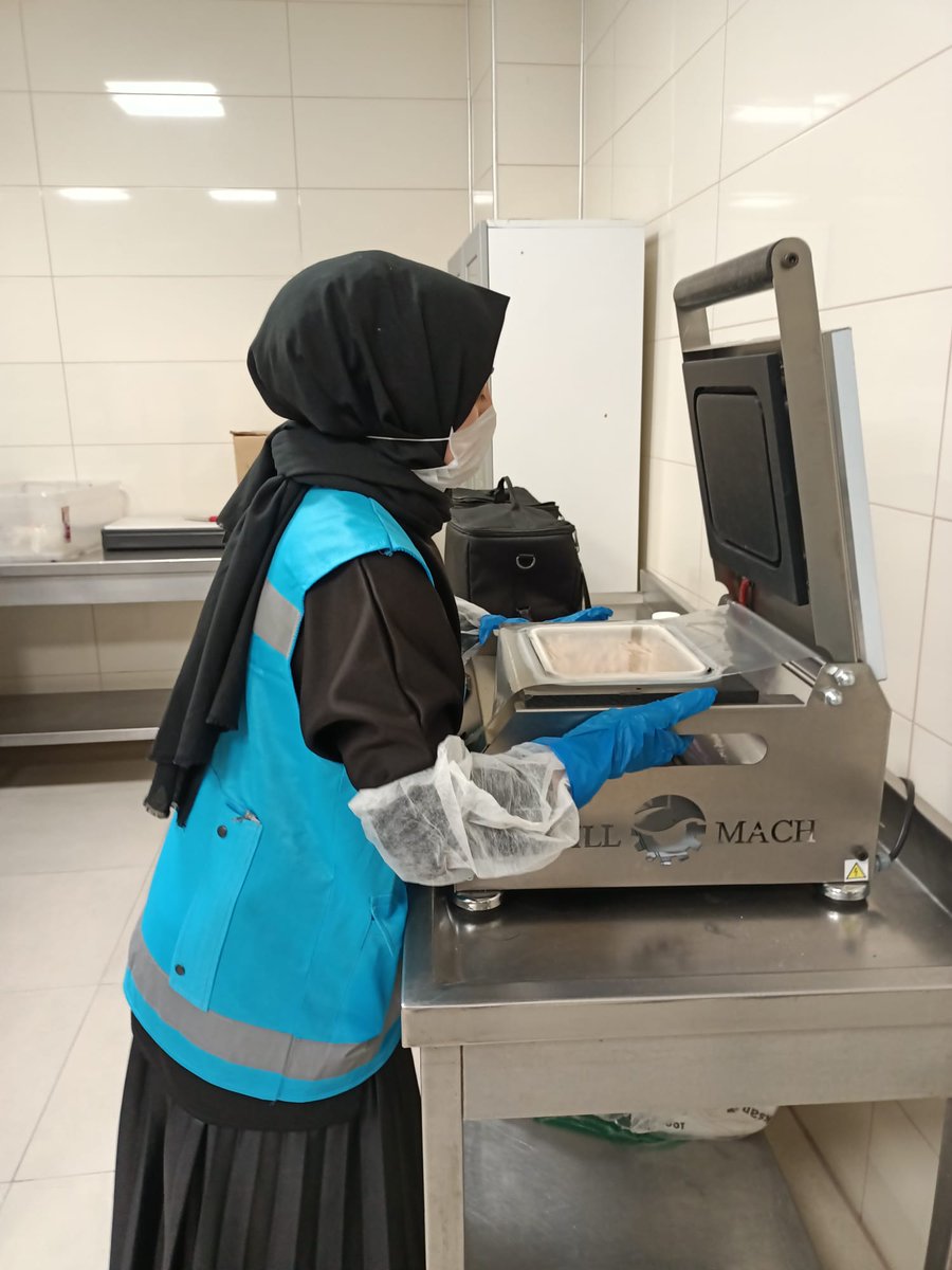 AmasyaKYGM's tweet photo. Yardım timi iş başında;
"Komşum Projesi" kapsamında Amasya Yeşilırmak Yurdu öğrencileri, gönüllü olmaya ve sıcak yemeklerini komşularıyla paylaşmaya devam ediyor.
@gencliksporbak @kasapoglu https://t.co/63hM5ejaDr