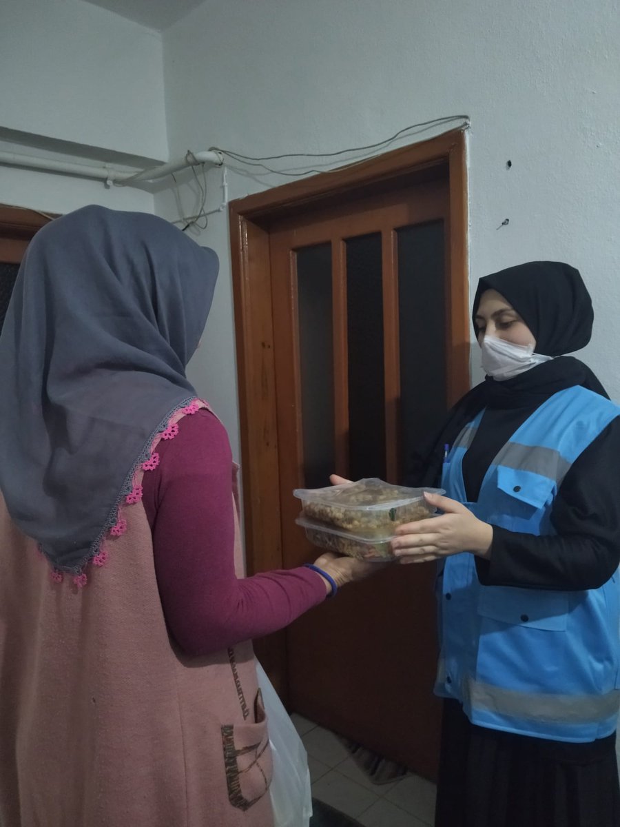 AmasyaKYGM's tweet photo. Yardım timi iş başında;
"Komşum Projesi" kapsamında Amasya Yeşilırmak Yurdu öğrencileri, gönüllü olmaya ve sıcak yemeklerini komşularıyla paylaşmaya devam ediyor.
@gencliksporbak @kasapoglu https://t.co/63hM5ejaDr