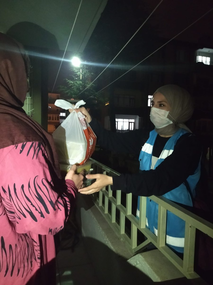 AmasyaKYGM's tweet photo. Yardım timi iş başında;
"Komşum Projesi" kapsamında Amasya Yeşilırmak Yurdu öğrencileri, gönüllü olmaya ve sıcak yemeklerini komşularıyla paylaşmaya devam ediyor.
@gencliksporbak @kasapoglu https://t.co/63hM5ejaDr