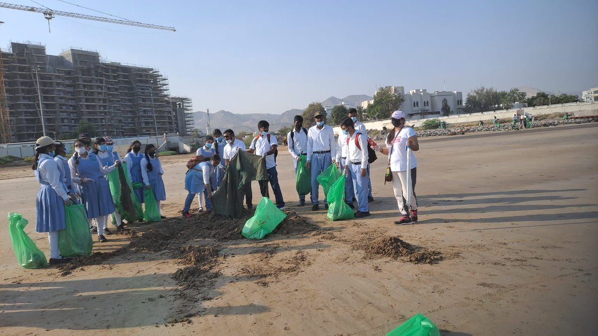 isd_oman's tweet photo. This morning (8/4/2022) our students and teachers participated in AKAM Community Service (Beach Cleaning) - Sewa Utsav 2022 organised by Embassy of India. https://t.co/SJNHeFG0YO