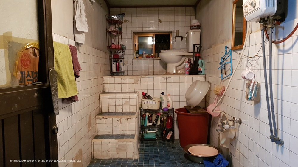 Rendered in real-time in Unity. Inspired by Bong Joon-Ho's Parasite (2019) bathroom set. The left one is mine. WIP. #Parasite #madewithunity #3dart #art #gamedev