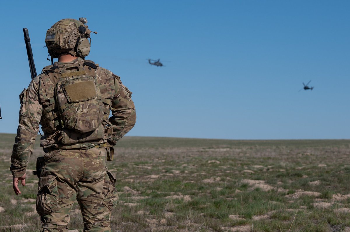 tacticalporn's tweet image. 🇺🇸Army Rangers and USAF 24th STS members during a training exercise at the Saylor Creek Bombing Range, April 2022.

#JSOC #STS #24thSTS #RLTW #The75th
#Rangers #3rdRangerBattalion #60mm