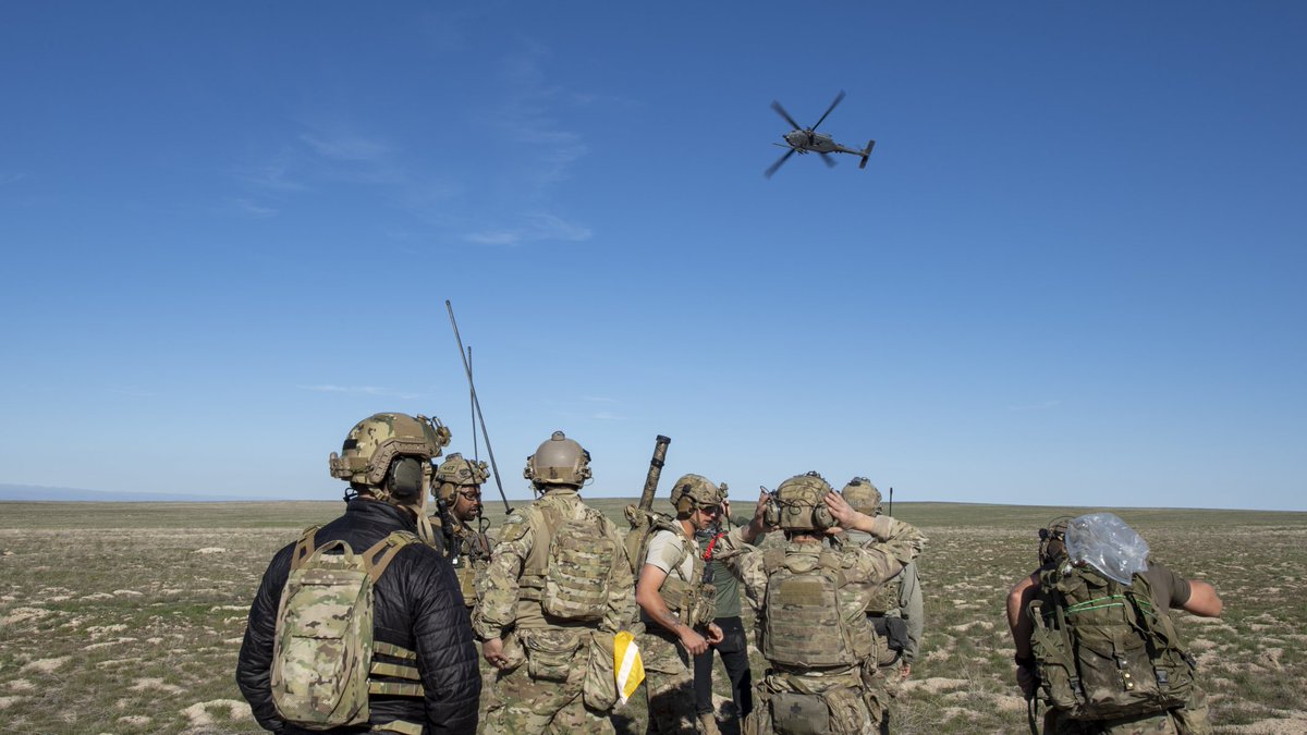 tacticalporn's tweet image. 🇺🇸Army Rangers and USAF 24th STS members during a training exercise at the Saylor Creek Bombing Range, April 2022.

#JSOC #STS #24thSTS #RLTW #The75th
#Rangers #3rdRangerBattalion #60mm