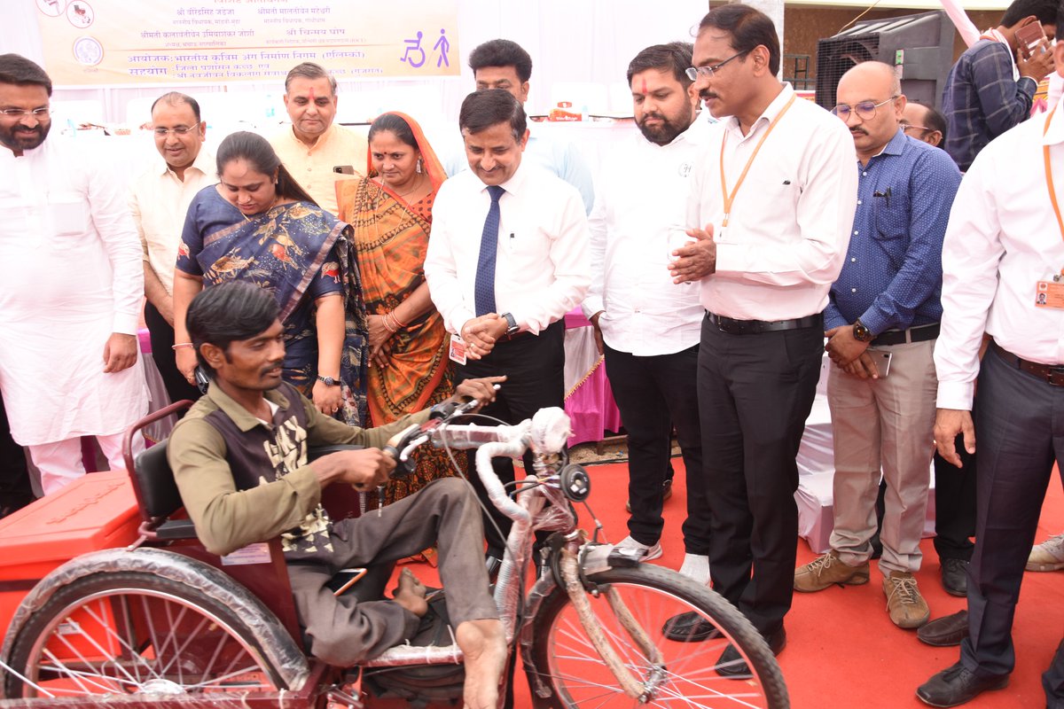 Navjeevanjoshy's tweet image. “શ્રી નવજીવન વિકલાંગ સેવાશ્રય&quot;, ઇન્ડિયન ઓઈલ કોર્પોરેશન ઓફ ઈન્ડિયા અને અલીમ્કો ના સહયોગથી ભચાઉ મધ્યે દિવ્યાંગ-જનો માટે સાધન સહાય વિતરણનો કાર્યક્રમ યોજાયો હતો જેમાં કચ્છમાં પહેલી વાર ૩૯ બેટરીસંચાલિત મોટર સાઈકલ,વિલચેર,ટ્રાયસિકલ જેવા કુલ્લ ૧૫૦ જેવા અનેક સાધનો નું વિતરણ કરવામાં આવ્યું