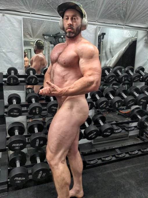 Retweet if you want to work out naked with me. https://t.co/n5LpqzDVL4