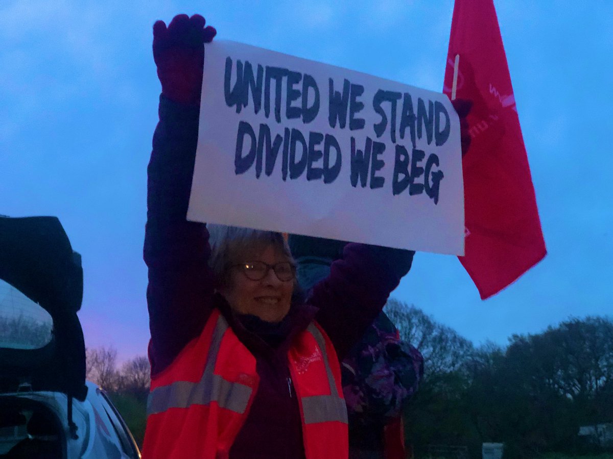 unionsXR's tweet photo. We are @unionsXR 🌍✊️
📣 We stand in solidarity with ALL workers in struggle
🚨This morning we supported the #Fawley100 @unite_southeast oil refinery strikers
⚖️We need #ClimateJustice &amp; a #JustTransition now
Join @XRebellionUK Join a Union! 
Join #XRTU https://t.co/HoHdnXtVeS https://t.co/eFI8qg0k7r