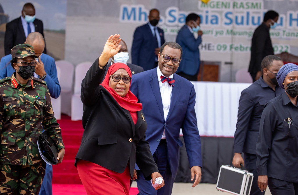 APO_source's tweet photo. Africa Road Builders: Tanzanian President Samia Suluhu Hassan wins the 2022 Babacar Ndiaye Trophy for transport success @AfDB_Group @Akin_Adesina #Tanzania #Africa #SamiaSuluhuHassan #BabacarNdiayeTrophy #Transport 
Read more: https://t.co/pOzl8uPWjq https://t.co/tkeYdwmmdf