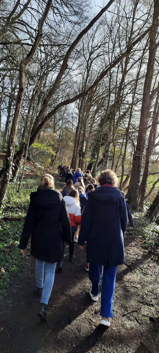 We lopen vanmorgen met de hele school een sponsorwandeling. We sparen hiermee voor ons nieuwe schoolplein #wandelen #heleschool #goeddoel