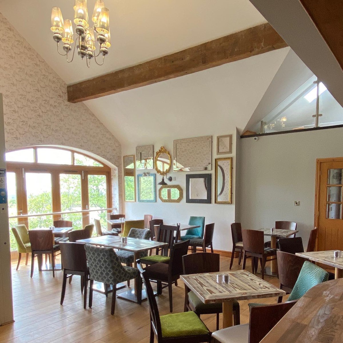 curleyshorwich's tweet photo. Are you looking for a private function room?
You need to have a look at our Ivy room😃✨You can view full details via the link in our bio⬆️
To enquire please email info@curleysdiningrooms.co.uk
#aroomwithaview #horwich #celebrations #partyvenue #privateeventspace #bolton https://t.co/mYzwe7Z0Lb